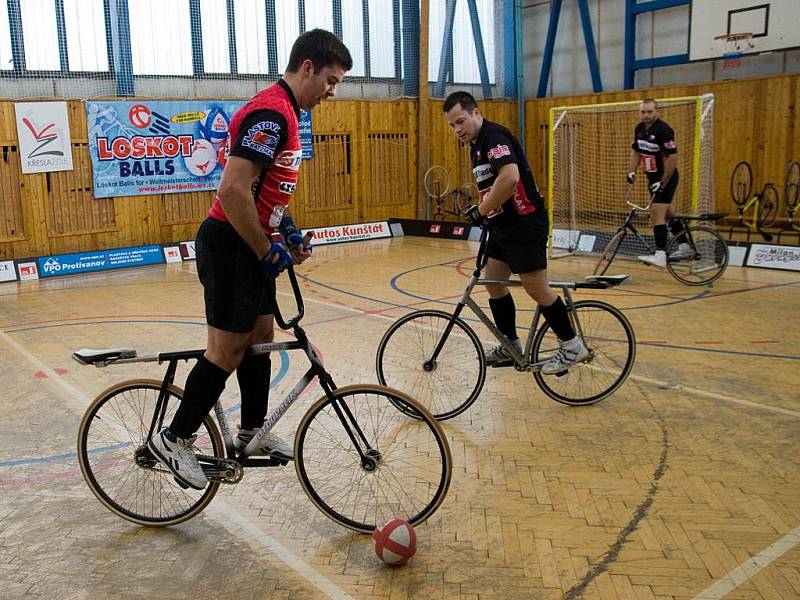 Jiří Hrdlička a Pavel Loskot z týmu SC Svitávka (v černém).