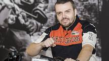 Lukáš Kvapil je nejen vášnivým motorkářem a dakarským jezdce, ale především voják z povolání a instruktor speciálního výcviku vojáků na motocyklech.