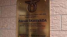 Pilot Britského královského letectva Zdeněk Škarvada by se 8. 11. 2017 dožil sta let. V jeho rodné Olešnici na jeho počest odhalili u vchodu základní školy pamětní desku