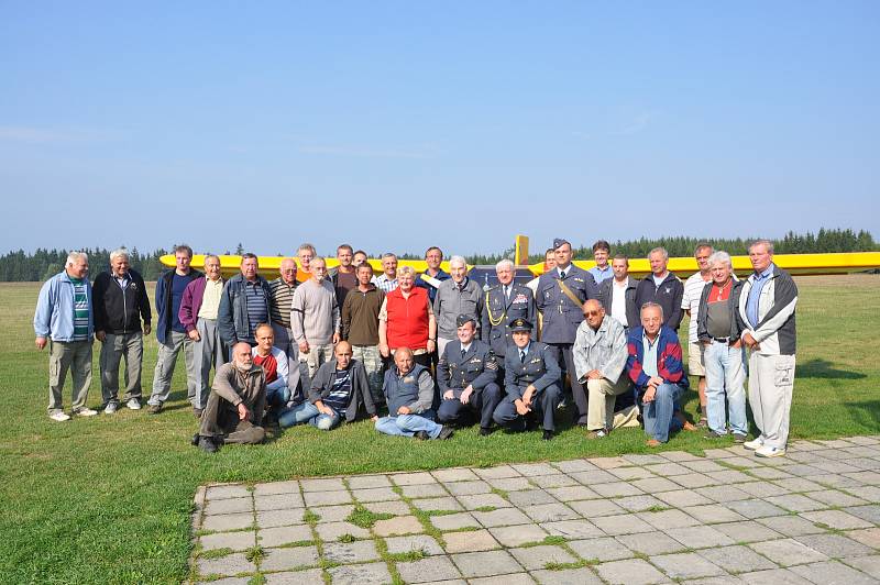 V září 2012 navštívil Zbyšek Nečas s manželkou Rosemary Sloup. A také polní letiště v sousedních Kotvrdovicích, kde měl besedu. Na snímcích je v uniformě další člen RAF Emil Boček.