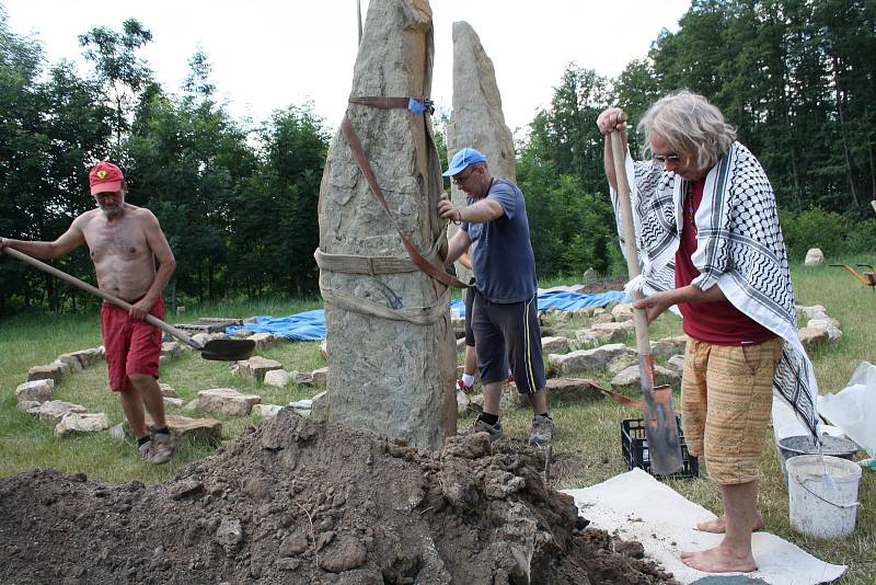 Emil Kazík při usazování menhiru v meditačním areálu Kamenná brána v Dubňanech.