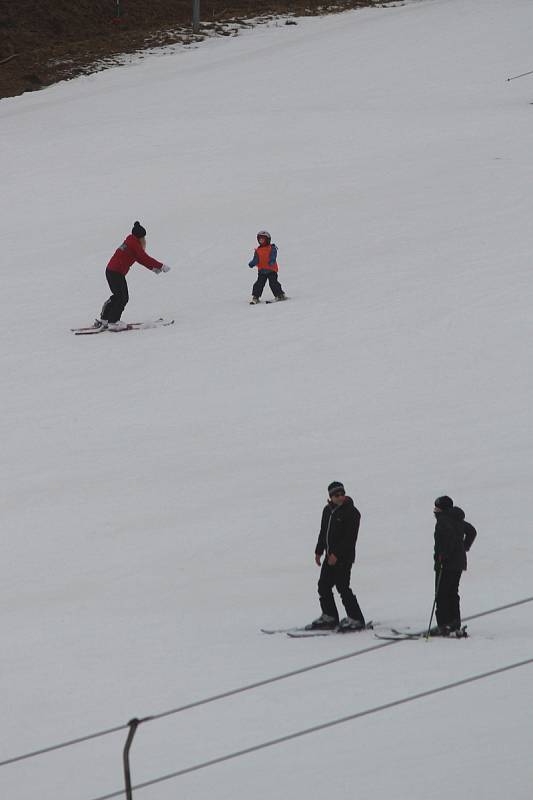 Zimu na sjezdovkách zachraňuje umělý sníh. V Olešnici (na snímcích) je asi 40 centimetrů technického sněhu.