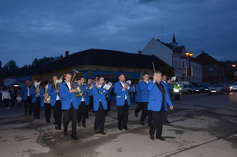 Po pietních aktech u Památníku zvůle a násilí u kostela sv. Prokopa a Památníku umučených u koupaliště prošel městem za doprovodu Velkého dechového orchestru ZUŠ Letovice lampionový průvod.