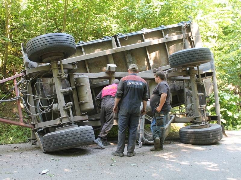 Při nehodě dvou nákladních aut u Rájce vznikla škoda za více než jeden milion korun.