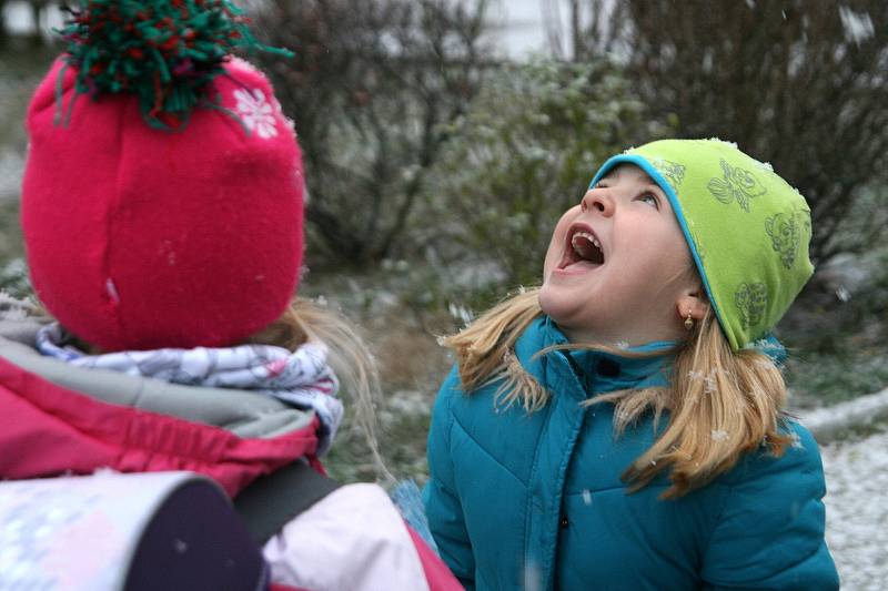 Blanensko v pondělí ráno zasypal sníh. V ulicích však dlouho nevydržel. Majitelé skiareálů zatím čekají na mráz, aby mohli začít zasněžovat.