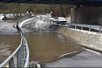 V pondělí hlásili vodohospodáři první stupeň povodňové aktivity na několika místech Blanenska. Na snímcích rozvodněná řeka Svitava v Adamově a jeho okolí.