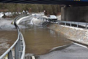 V pondělí hlásili vodohospodáři první stupeň povodňové aktivity na několika místech Blanenska. Na snímcích rozvodněná řeka Svitava v Adamově a jeho okolí.