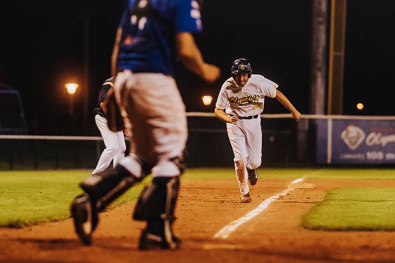 Blanenští baseballisté (v bílém) se zachránili v české extralize, když porazili tým Sokolu Hluboká.