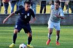 Fotbalisté Blanska (modré dresy) pokračují ve vítězném tažení divizní skupinou D. Na domácím hřišti porazili MSK Břeclav 4:0.