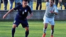 Fotbalisté Blanska (modré dresy) pokračují ve vítězném tažení divizní skupinou D. Na domácím hřišti porazili MSK Břeclav 4:0.