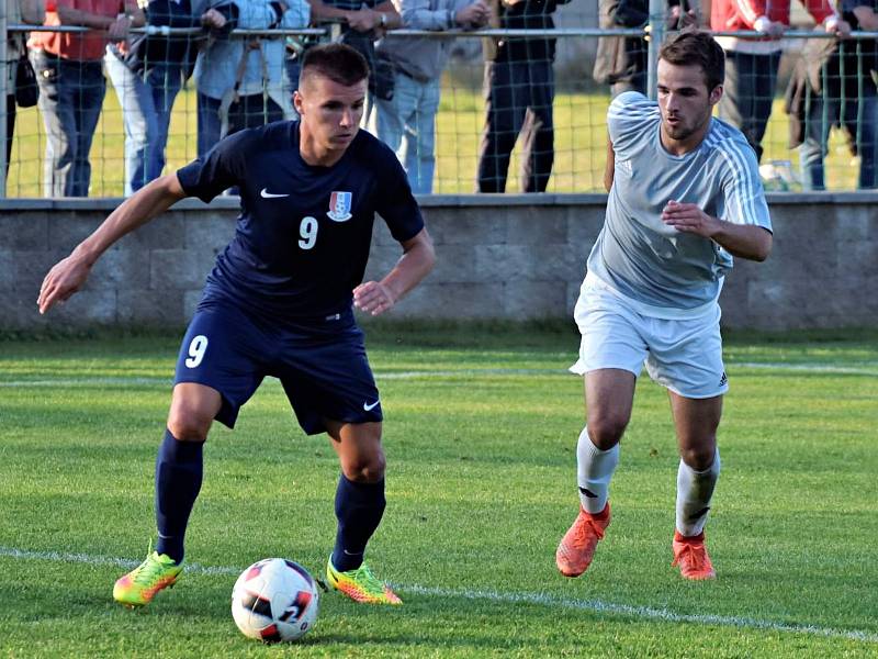 Fotbalisté Blanska (modré dresy) pokračují ve vítězném tažení divizní skupinou D. Na domácím hřišti porazili MSK Břeclav 4:0.