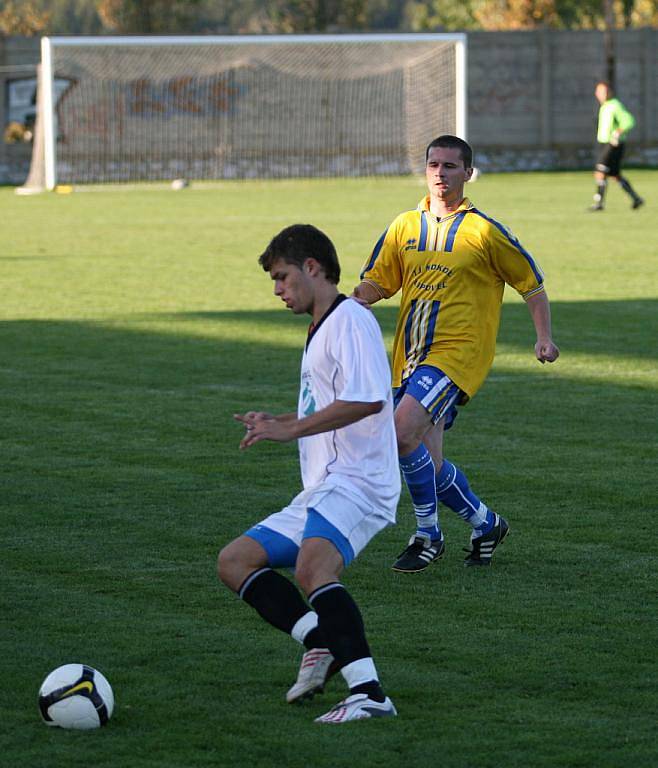 Fotbalisté Lipovce vyhráli v I. B třídě čtvrtý zápas v řadě. Na domácím trávníku vyprovodili rezervu Rousínova 3:1, když po prvním poločase vedli již o tři branky. Rousínov snížil v poslední minutě.