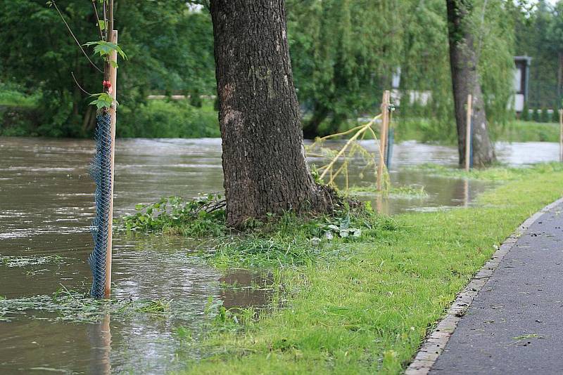 Rozvodněná řeka Svitava. Ve středu odpoledne začala hladina řeky stoupat a ve čtvrtek už se v Blansku na několika místech rozlila z břehů.