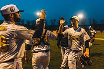 Blanenští baseballisté (ve světlém) Třebíč jednou porazili, pak s ní dvakrát prohráli.