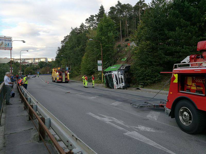 U Klepačova bourali popeláři. Kolos vážící pětadvacet tun zůstal viset ve svahu.