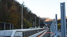 Rekonstrukce železničního koridoru mezi Brnem a Blanskem pokračuje podle plánu. Vlaky tam začnou po roční výluce opět jezdit od 11. prosince. Na snímku okolí vlakové zastávky v Adamově.