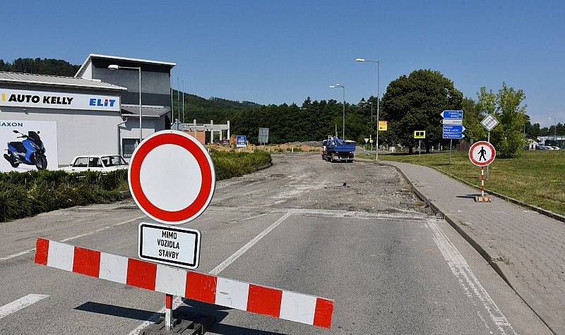 V blanenské ulici Poříčí se staví obchodní centrum. Z průtahu se na něj řidiči napojí přes nový kruhový objezd. Na něm začaly práce v těchto dnech.