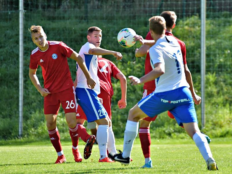 Po vítězství nad Sigmou Olomouc B (červené dresy) 3:1 se fotbalisté Blanska vyhoupli do čela tabulky Moravskoslezské ligy. Foto: Josef Kratochvíl