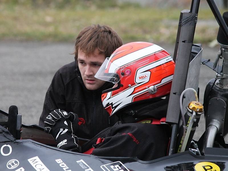 DRAGON II. Studenti VUT Brno soutěží s formulí v projektu Formule student. Už postavili dva prototypy závodních strojů. Formuli Dragon II předvedli v Jedovnicích. Letos s ní odjeli tři závody.