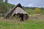 Starší pohled na zchátralý keltský skanzen Isarno. Ilustrační foto.