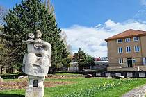 Park u boskovické pošty rozzáří květinové záhony. Město plánuje i restaurování památníku. Se souhlasem Jany Ondrové