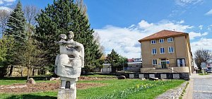Park u boskovické pošty rozzáří květinové záhony. Město plánuje i restaurování památníku. Se souhlasem Jany Ondrové
