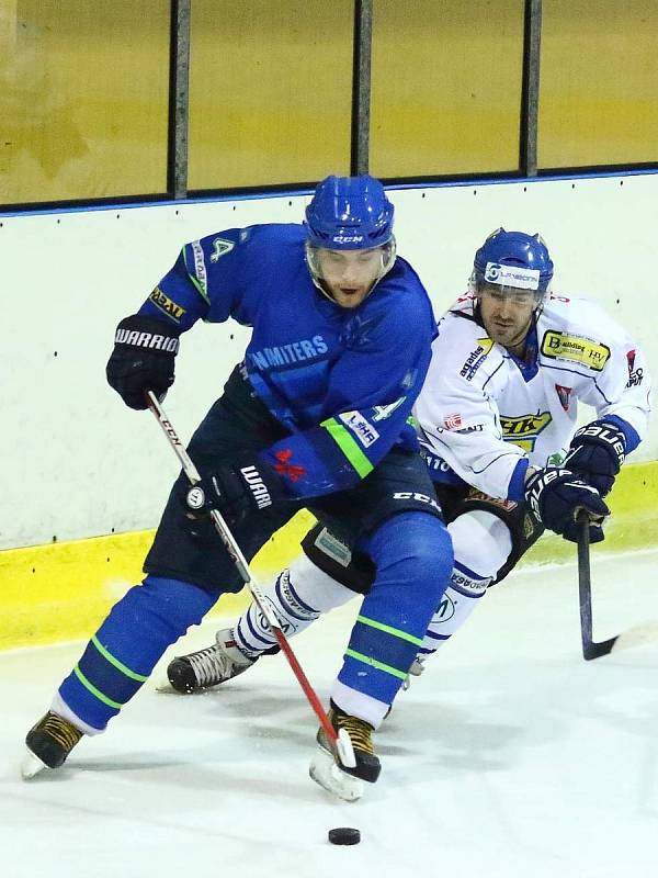 V prvním letošním kole krajské ligy prohráli hokejisté Dynamiters Blansko (v modrých dresech) s HHK Velké Meziříčí 1:6.