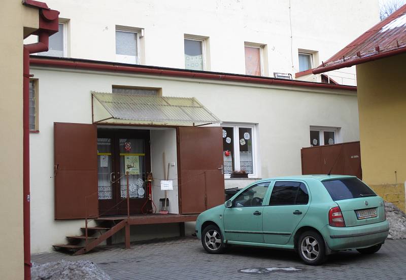 Seniro klub Zlatuška sídlí v zadním traktu zchátralé budovy v boskovické ulici Havlíčkova. Vchod je ze dvora. O prostory se dělí s ubytovnou, která nabízí levný noclech. Vesměs lidem na okraji společnosti nebo zahraničním dělníkům.