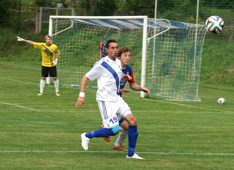 Pouť fotbalistů FK Blansko (v modročerveném) Pohárem České pošty skončila. Ve druhém kole. Blanenský divizní tým poslal v úterý ze hry ven Frýdek-Místek z druhé ligy. V Blansku vyhrál 4:1.