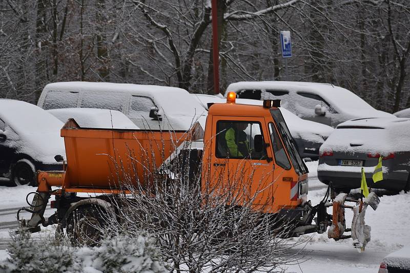 Děti v Adamově v neděli bobovaly a stavěly s rodiči sněhuláky. Do terénu musela kvůli sněhové nadílce vyrazit i technická četa.