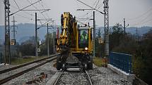 Práce na železničním mostu v blanenské Dolní Lhotě.