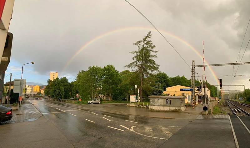 Čtenáři Blanenského deníku Rovnost fotografovali v pondělí na Blanensku a v okolí duhu. Poznáte, kde přesně?