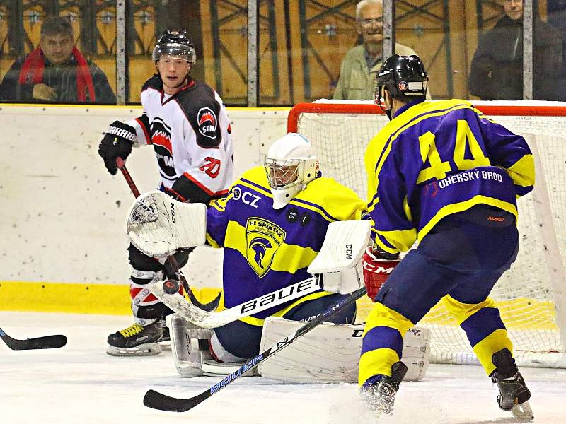 Ve 2. kole krajské hokejové ligy porazila Minerva Boskovice (bílé dresy) Spartak Uherský Brod 5:4