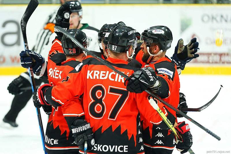 Boskovičtí hokejisté (v červeném) vyhráli nad SHKM Hodonín 5:2 a semifinálovou sérii srovnali na 1:1 na zápasy.