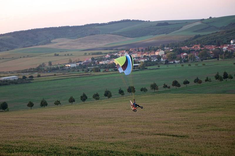 Poznáte v tradičním vzdušném kvízu motorového paraglidisty Petra Buchty z Adamova na Blanensku, která místa v regionu fotografoval tentokrát?