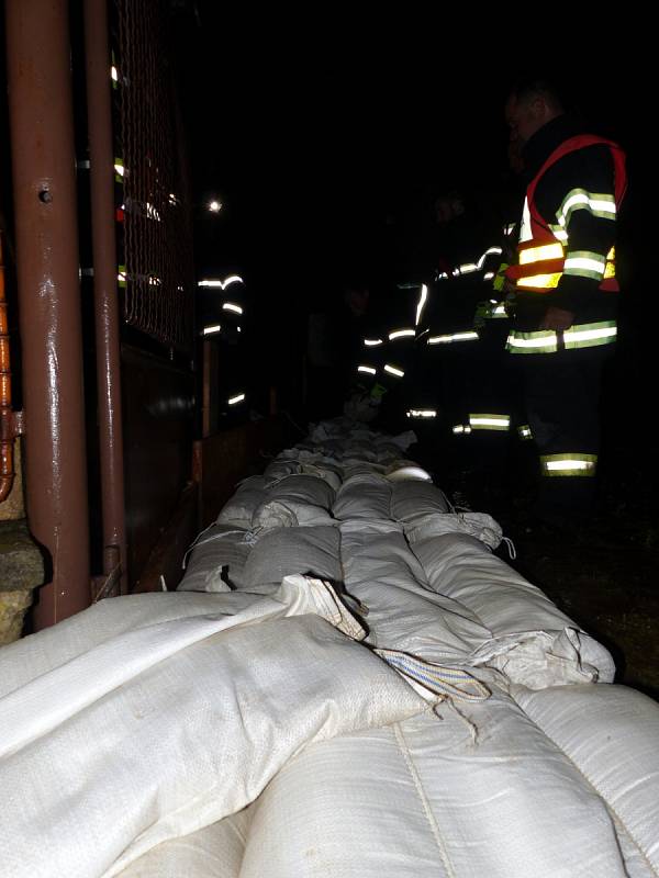 Zničené předzahrádky domů v ulici k Číhadlu a nánosy bahna na silnicích. To jsou následky nedělní povodně ve Velkých Opatovicích na Blanensku. FOTO/Hasičský záchranný sbor Jihomoravského kraje