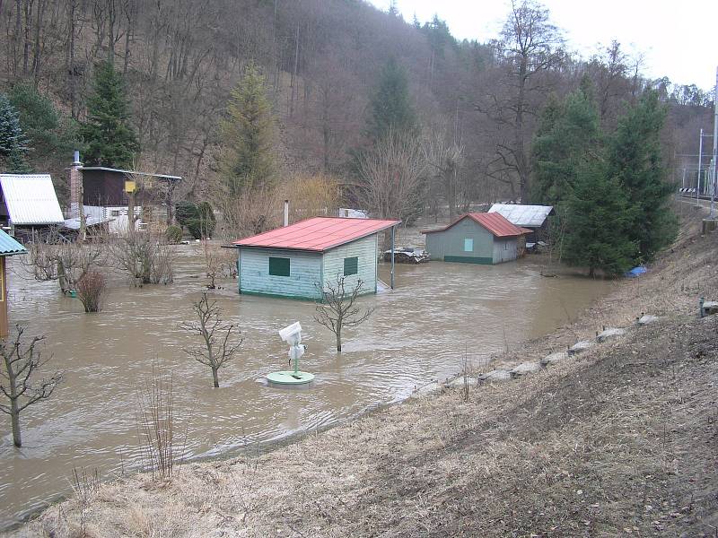 Rozvodněná řeka Svitava na přelomu března a dubna 2006 v Adamově na Blanensku a jeho okolí.