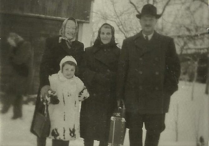 Zimní výlet s dědečkem a babičkou v roce 1952.