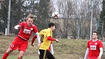 Přípravný zápas fotbalistů MFK Vyškov (červené dresy) se Slovanem Rosice byl pro oba týmy generálkou na start MSFL resp. divize. Po vítězství 2:0 byl spokojenější domácí Vyškov.