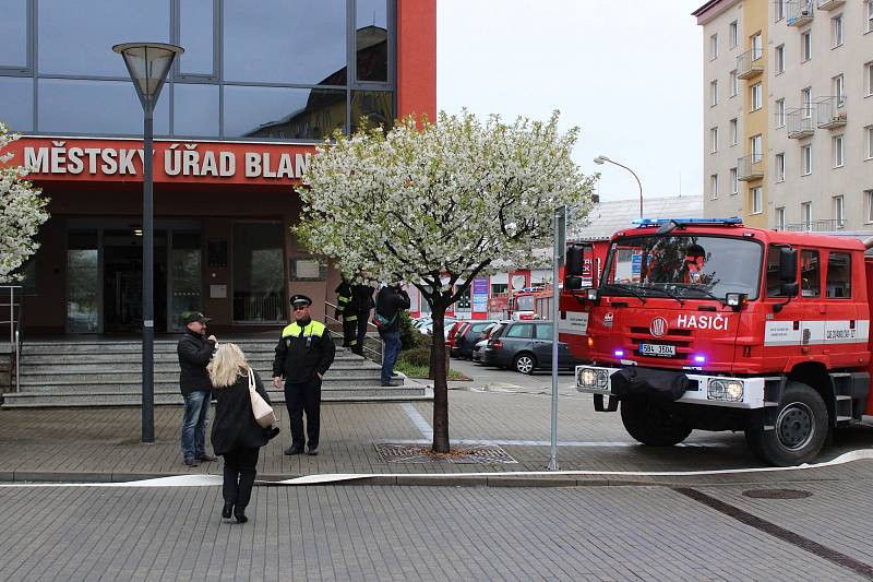 Hasiči zachránili blanenské úředníky z hořící budovy městského úřadu. Při taktickém cvičení.