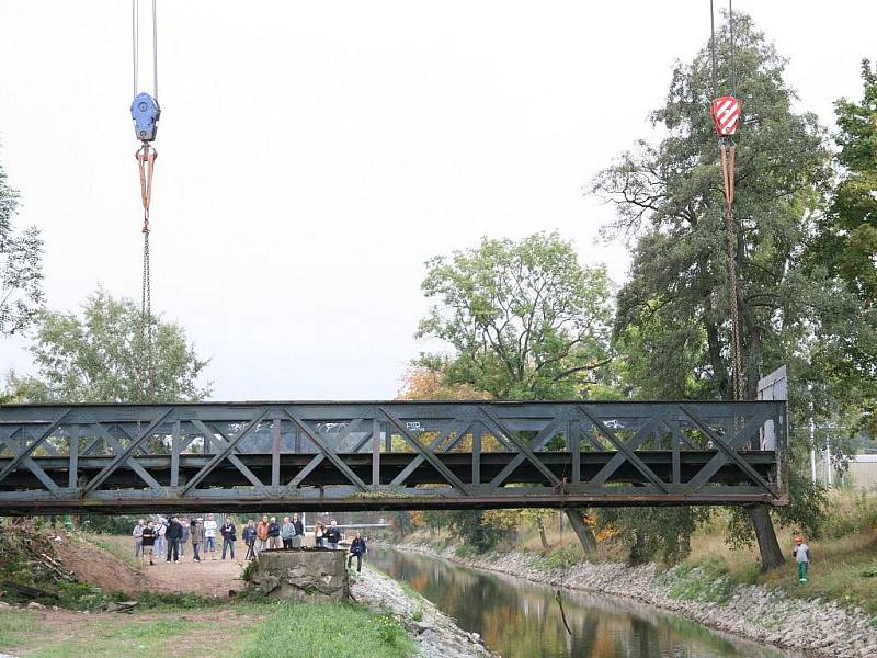 Přes stopadesát let starý Ježkův most v Blansku už nestojí na svém původním místě. Dělníci odříznuli most z původních pilotů a začali s jeho přesunem na břeh řeky Svitavy. Šestapadesátitunový kolos musel ustoupit protipovodňovým úpravám na říčním korytě