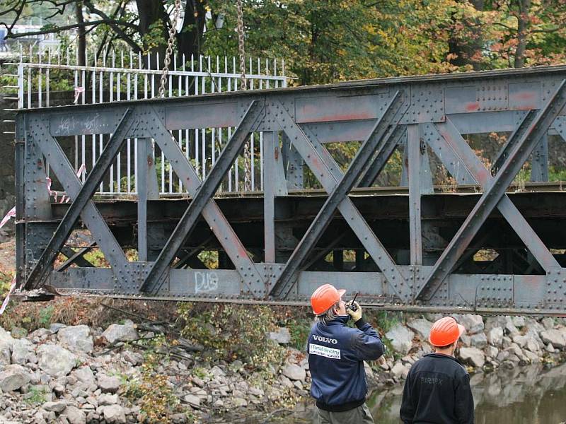 Přes stopadesát let starý Ježkův most v Blansku už nestojí na svém původním místě. Dělníci odříznuli most z původních pilotů a začali s jeho přesunem na břeh řeky Svitavy. Šestapadesátitunový kolos musel ustoupit protipovodňovým úpravám na říčním korytě