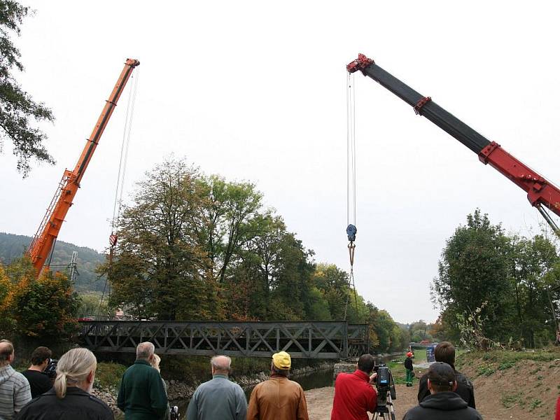 Přes stopadesát let starý Ježkův most v Blansku už nestojí na svém původním místě. Dělníci odříznuli most z původních pilotů a začali s jeho přesunem na břeh řeky Svitavy. Šestapadesátitunový kolos musel ustoupit protipovodňovým úpravám na říčním korytě