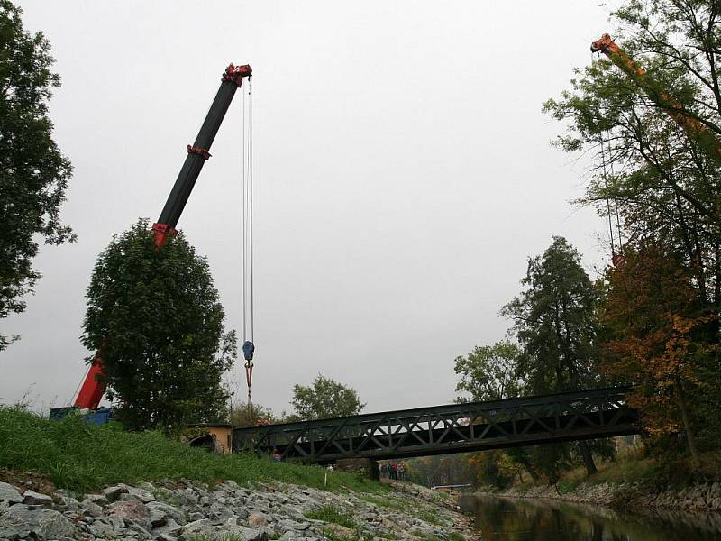 Přes stopadesát let starý Ježkův most v Blansku už nestojí na svém původním místě. Dělníci odříznuli most z původních pilotů a začali s jeho přesunem na břeh řeky Svitavy. Šestapadesátitunový kolos musel ustoupit protipovodňovým úpravám na říčním korytě