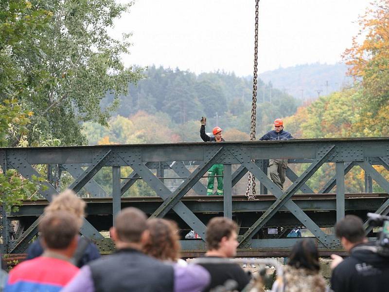 Přes stopadesát let starý Ježkův most v Blansku už nestojí na svém původním místě. Dělníci odříznuli most z původních pilotů a začali s jeho přesunem na břeh řeky Svitavy. Šestapadesátitunový kolos musel ustoupit protipovodňovým úpravám na říčním korytě