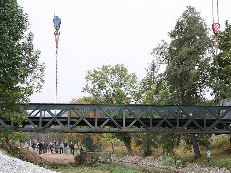 Přes stopadesát let starý Ježkův most v Blansku už nestojí na svém původním místě. Dělníci odříznuli most z původních pilotů a začali s jeho přesunem na břeh řeky Svitavy. Šestapadesátitunový kolos musel ustoupit protipovodňovým úpravám na říčním korytě