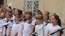 Děti z přípravných oborů Základní umělecké školy v Blansku v úterý odpoledne před školou tančily a zpívaly. Při příležitosti mezinárodního Dne hudby.