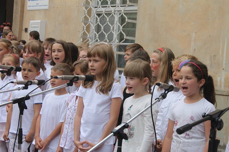 Děti z přípravných oborů Základní umělecké školy v Blansku v úterý odpoledne před školou tančily a zpívaly. Při příležitosti mezinárodního Dne hudby.