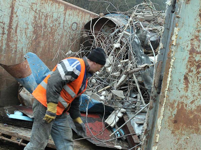 Bagry zbouraly zázemí v bývalém rekreačním středisku Žalov v Hodoníně u Kunštátu. 