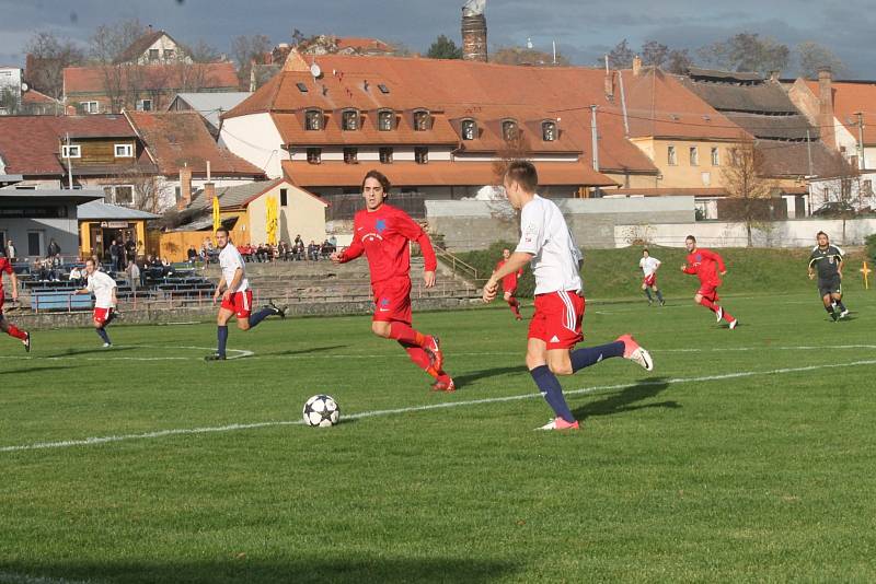 Fotbalisté Boskovic (v bílém) remizovali doma s favorizovanou Moravskou Slavií Brno 4:4. Domácí přitom ještě dvě minuty před koncem vedli 4:2. O výhru přišli až v nastavení.